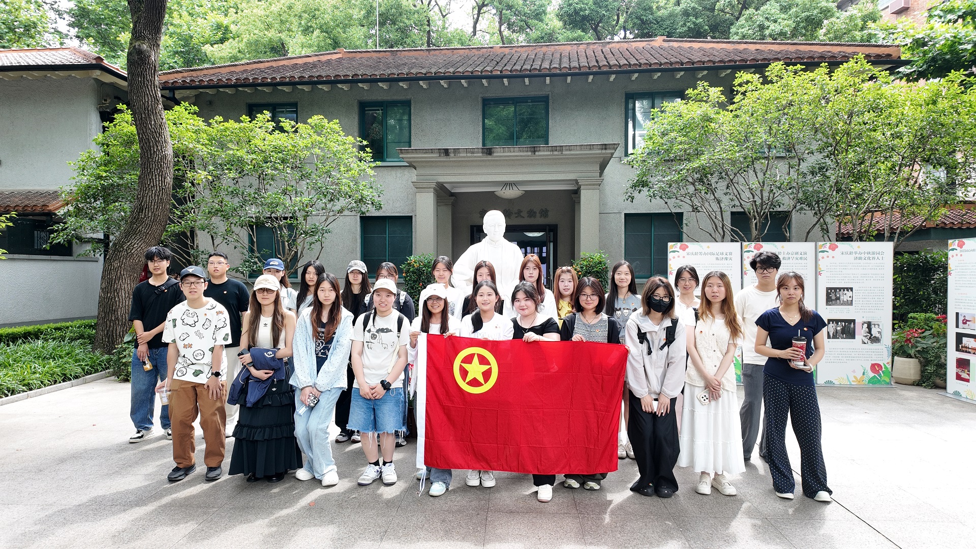 宋庆龄故居合影.jpg 宋庆龄故居合影.jpg