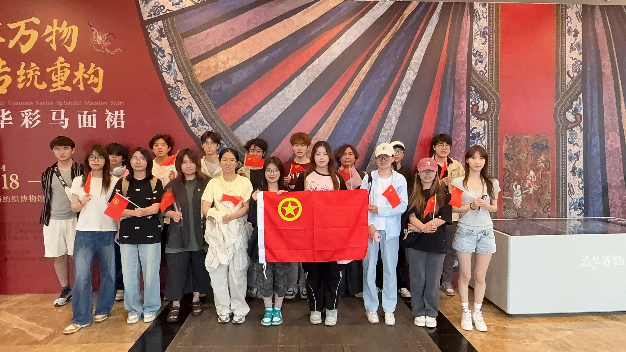 纺织博物馆合影.jpg 纺织博物馆合影.jpg